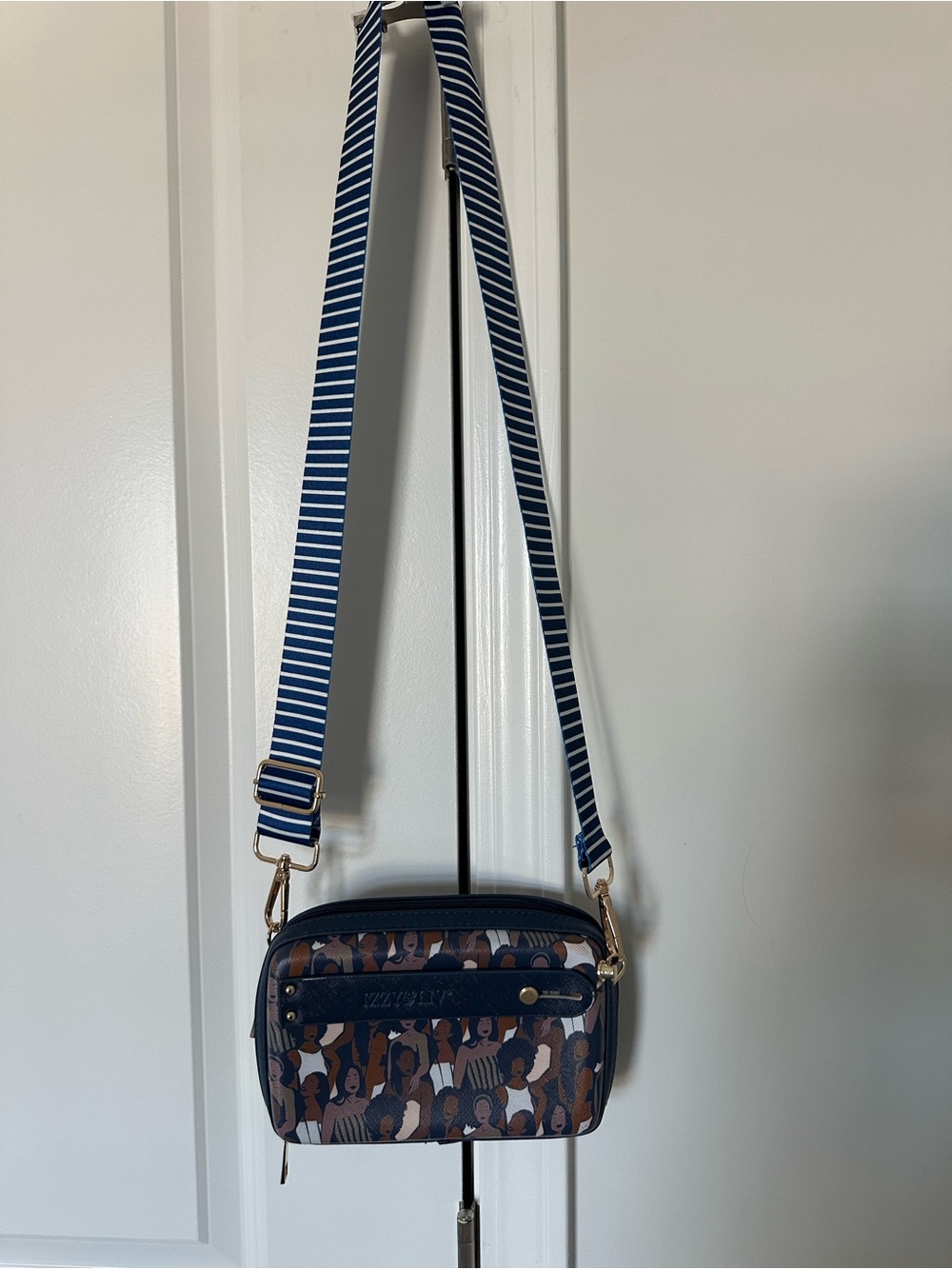 Izzy & Liv Crossbody Bag | Women Empowerment Print | Navy Blue | Gold Hardware - Picture 6 of 13